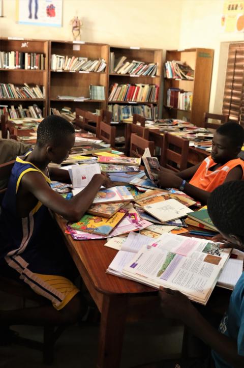 Des livres pour les écoliers du Bénin / Bücher für Schulkinder in Benin